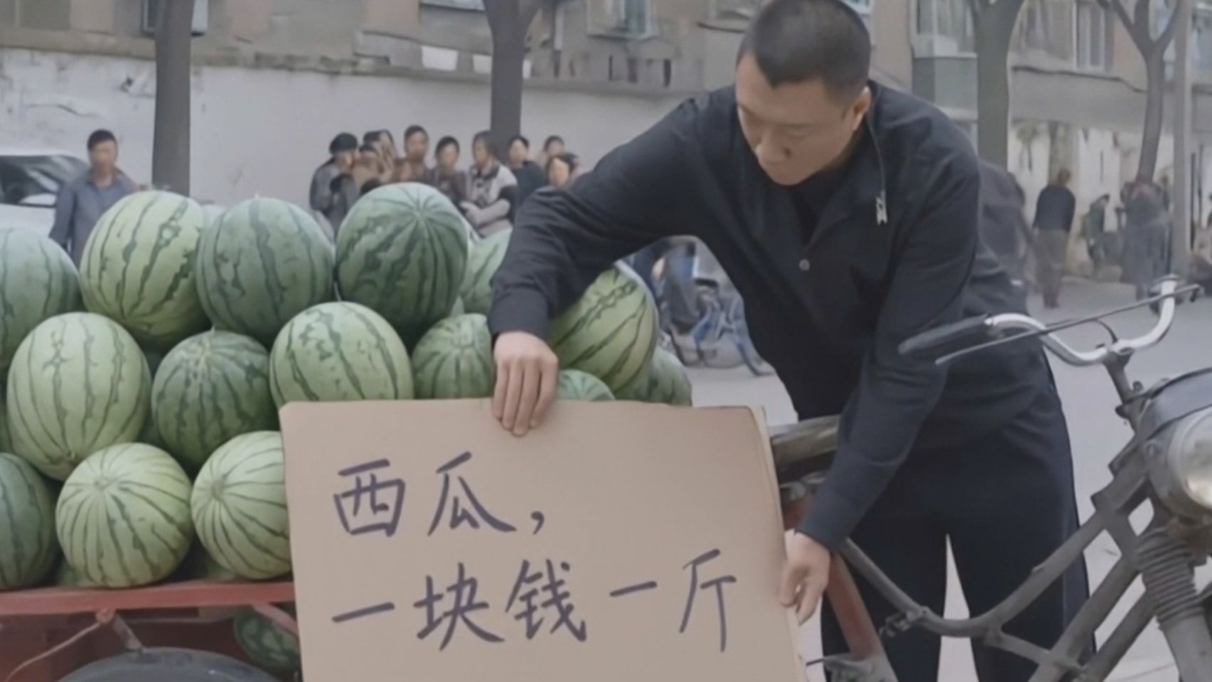 配图