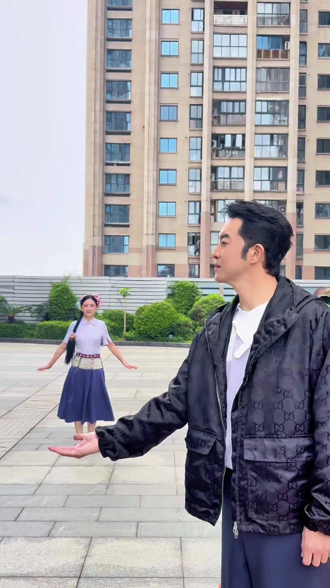 配图