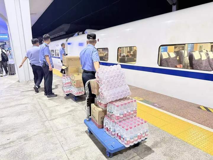 配图