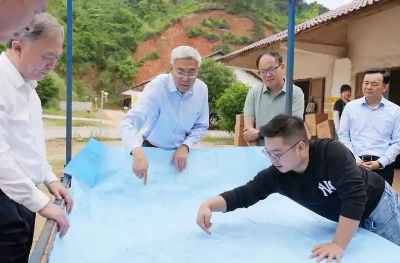 配图