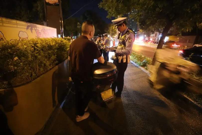 配图