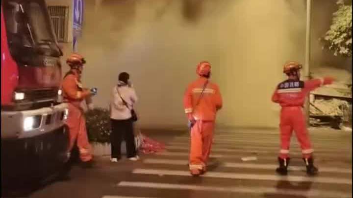 配图