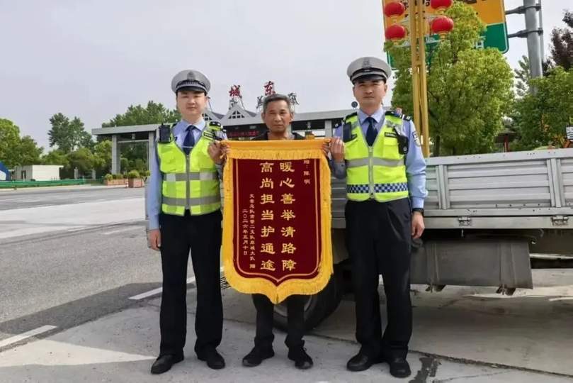 配图