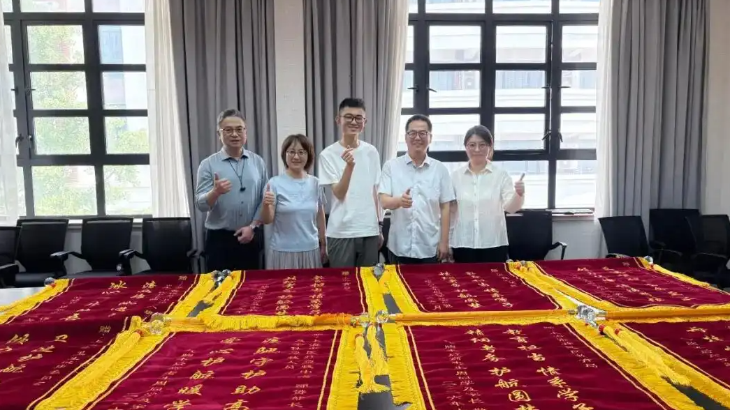 配图