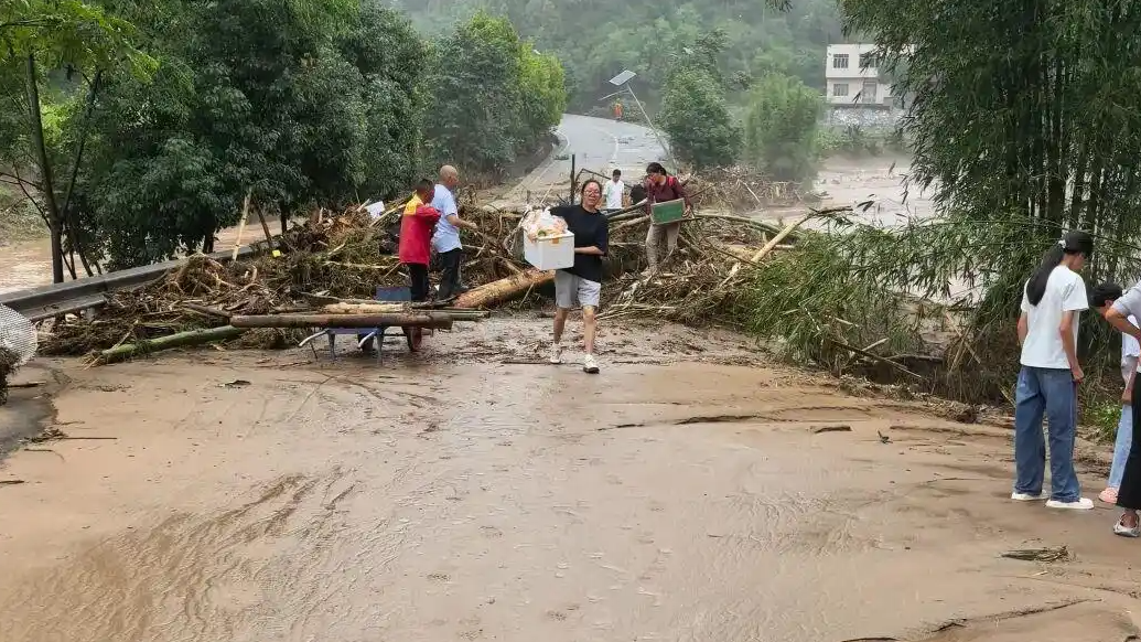 配图