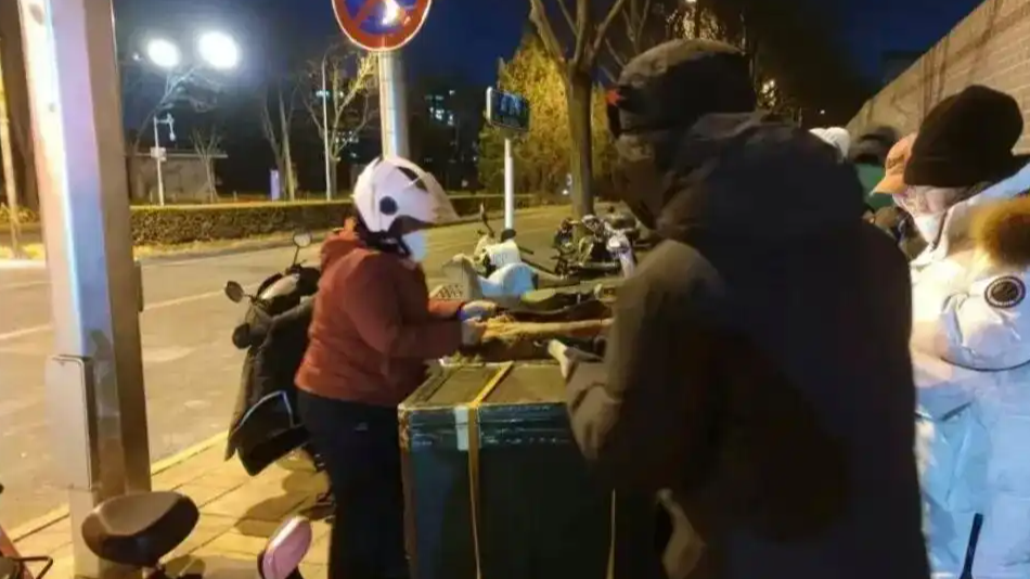配图
