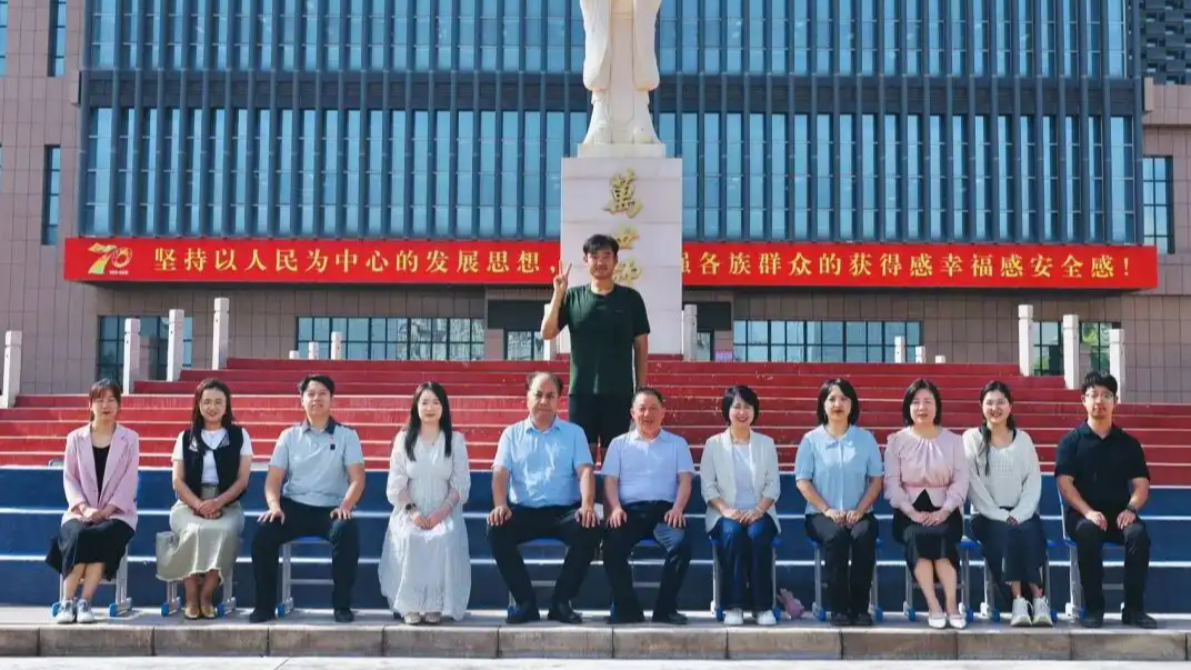 配图