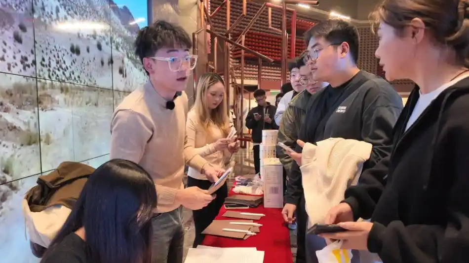 配图