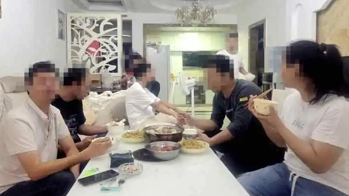 配图