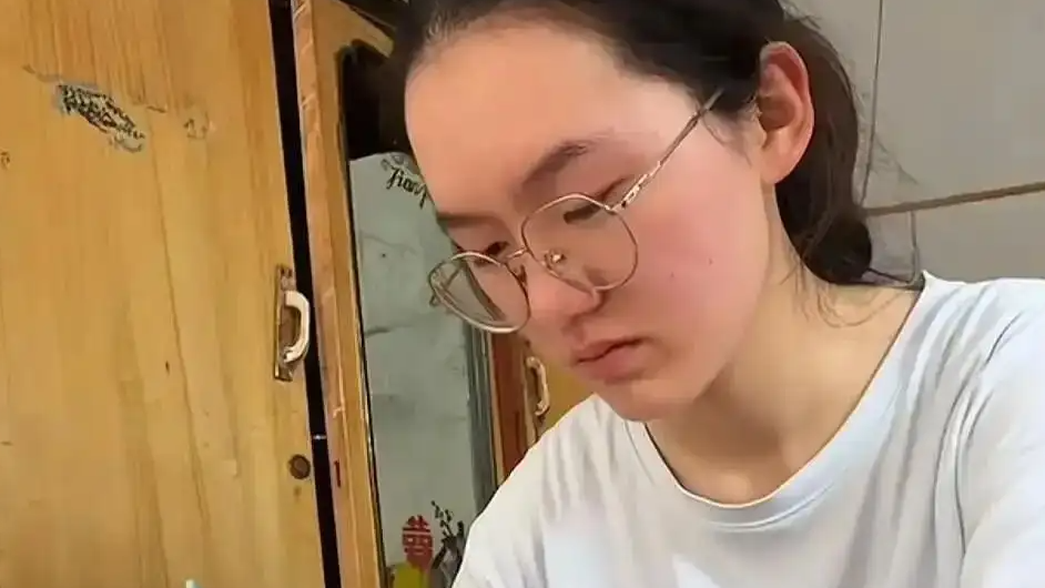 配图